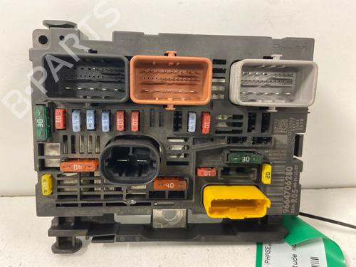 Used Fuse box Fuse box 37255513 37255513