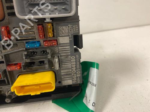 Used Fuse box Fuse box 38605176 38605176
