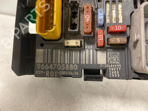 Used Fuse box Fuse box 39007181 39007181