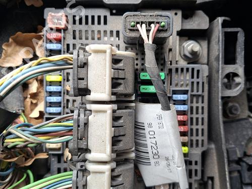 Used Fuse box Fuse box 36521532 36521532