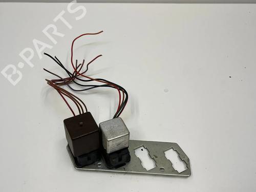 Used Fuse box Fuse box MERCEDES-BENZ SL (R107) 560 SL (107.048) (230 hp) 38959963 38959963