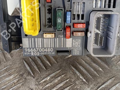 Used Fuse box Fuse box 39252937 39252937