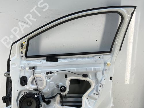 right-front-door-renault-megane-iv-hatchback-b9amn_-2015-40249404 main image