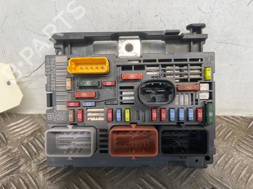 Used Fuse box Fuse box 37739235 37739235