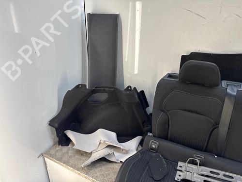 rear-seat-renault-megane-iv-hatchback-b9amn_-2015-39759780 main image