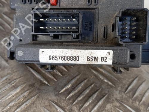 Used Fuse box Fuse box 39164674 39164674