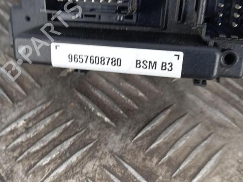 Used Fuse box Fuse box 39252991 39252991