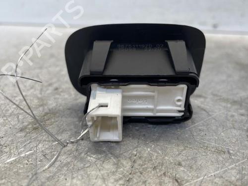 Venstre bagtil elrude kontakt Venstre bagtil elrude kontakt PEUGEOT 208 I (CA_, CC_) 1.2 THP 110 (110 hp) 34291324 34291324