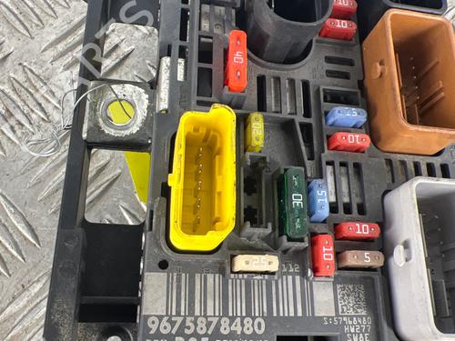 Used Fuse box Fuse box 39543190 39543190