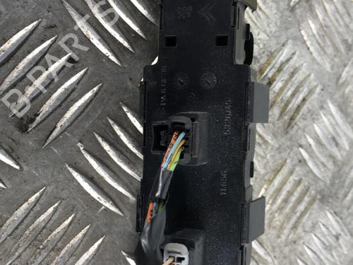 Used Left front window switch Left front window switch PEUGEOT 407 (6D_) 2.0 HDi 135 (6DRHRH, 6DRHRE, 6DRHRG, 6DRHRJ) (136 hp) 34304728 34304728