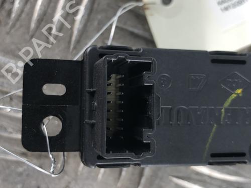 switch-renault-kadjar-ha_-hl_-2015-34304902 main image