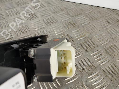 Mando elevalunas delantero izquierdo Mando elevalunas delantero izquierdo TOYOTA YARIS (_P13_) 1.4 D (NLP130_, NLP130) (90 hp) 39897678 39897678