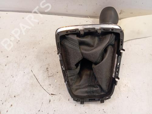 Pomo de la palanca de cambios Pomo de la palanca de cambios OPEL CORSA F (P2JO) 1.2 (68) (75 hp) 34325790 34325790