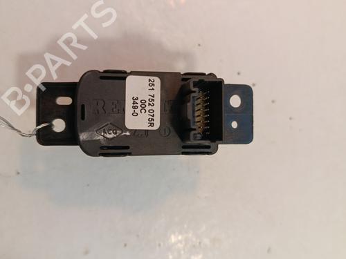 switch-renault-megane-iv-hatchback-b9amn_-2015-34324295 main image