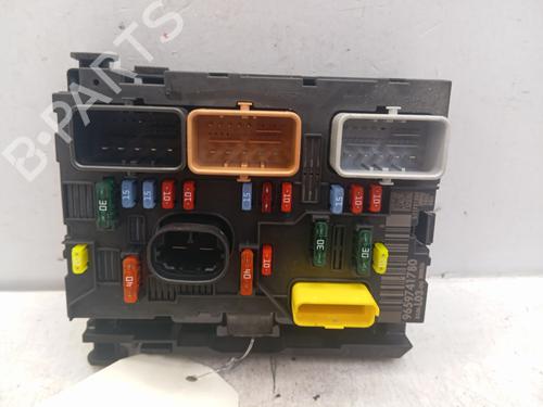 Used Fuse box Fuse box 39081015 39081015