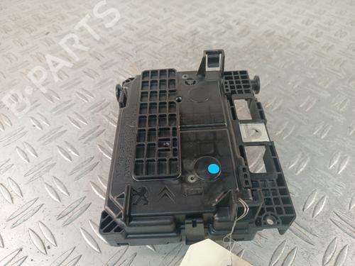 Used Fuse box Fuse box 37417188 37417188