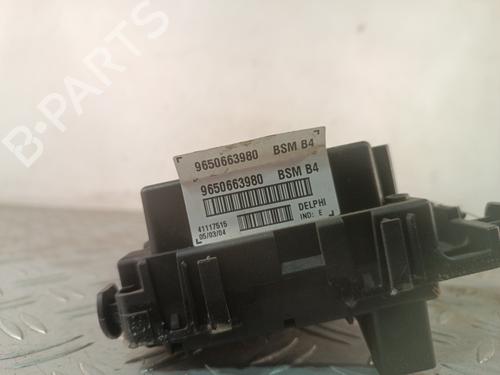 Used Fuse box Fuse box 37673502 37673502