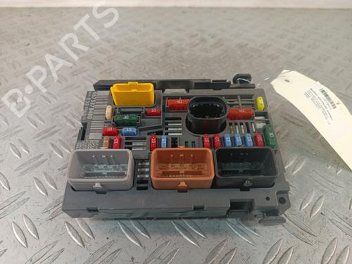 Used Fuse box Fuse box 37417182 37417182