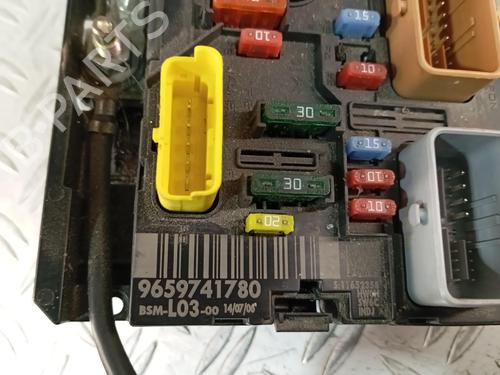 Used Fuse box Fuse box 37417167 37417167