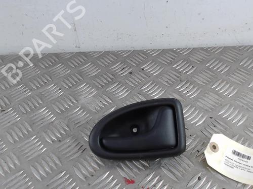 Højre bagtil invendig håndtag Højre bagtil invendig håndtag RENAULT CLIO I (B/C57_, 5/357_) [1990-1999] 34305449 34305449