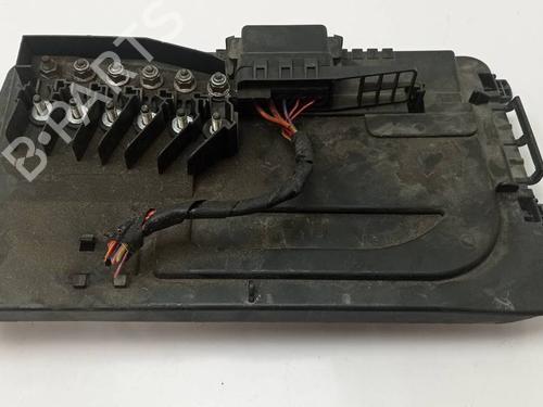 Used Fuse box Fuse box 39563133 39563133