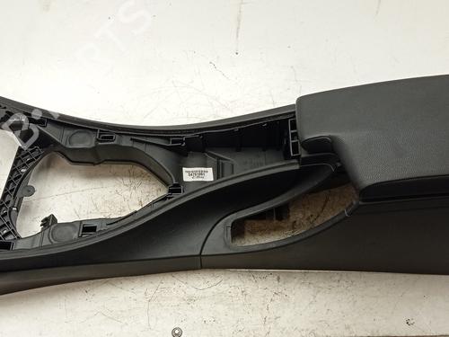 Armrest / Center console BMW 3 Coupe (E92) 320 d xDrive (184 hp) 8139981