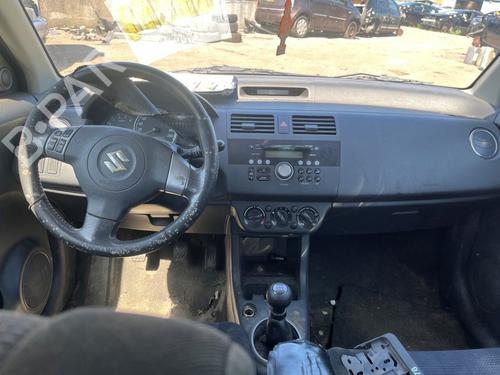 display-monitor-suzuki-swift-iii-mz-ez-2005-36933597 main image