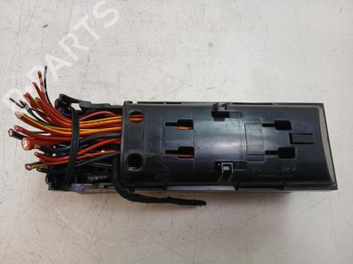 Used Fuse box Fuse box 39140487 39140487