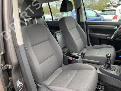 Sikkerhedssele bag højre Sikkerhedssele bag højre VW TOURAN (1T1, 1T2) 1.4 TSI (140 hp) 36930290 36930290