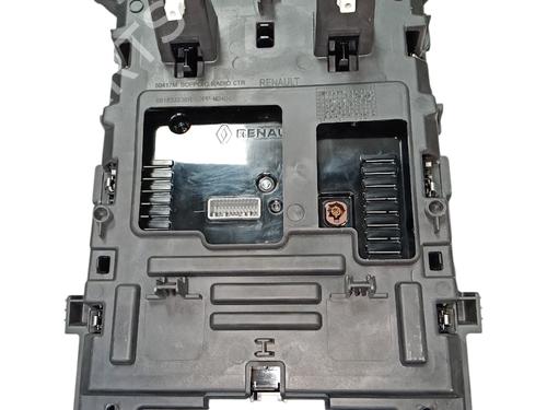 display-monitor-renault-megane-iv-hatchback-b9amn_-2015-38220498 main image
