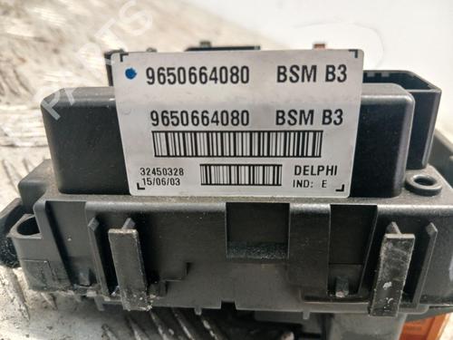 Used Fuse box Fuse box 39426304 39426304