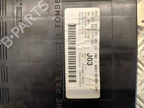 Used Fuse box Fuse box 38548574 38548574