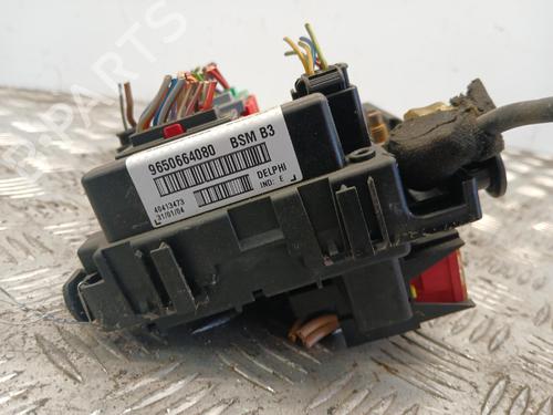 Used Fuse box Fuse box 37766738 37766738