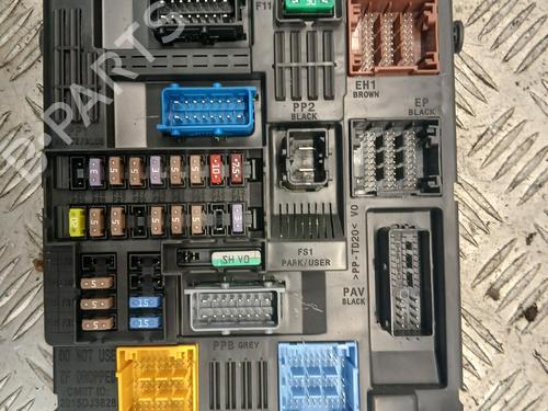 Used Fuse box Fuse box 39086229 39086229