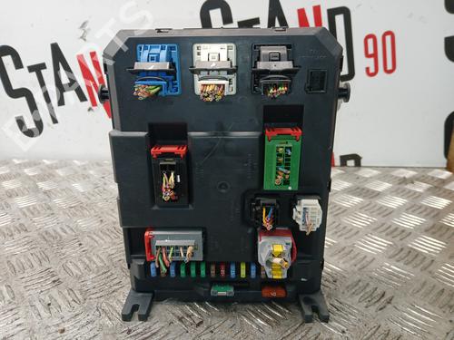 Used Fuse box Fuse box 37372061 37372061
