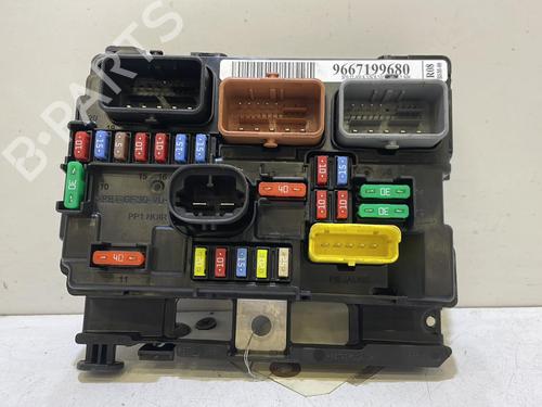 Used Fuse box Fuse box 37318002 37318002