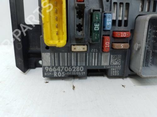 Used Fuse box Fuse box 37321483 37321483