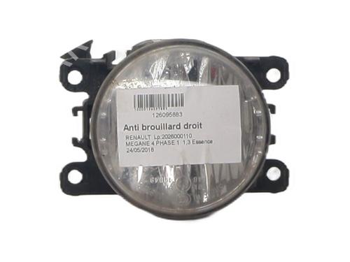 right-front-fog-light-renault-megane-iv-hatchback-b9amn_-2015-37347365 main image