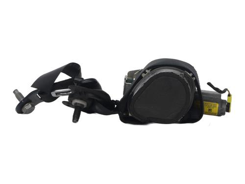 front-right-seatbelt-citroen-c4-cactus-2014-37337534 main image