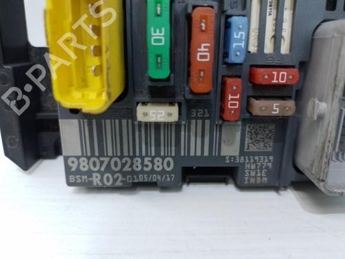 Used Fuse box Fuse box 37318904 37318904