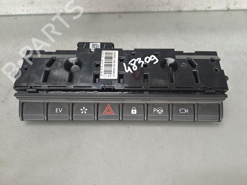 warning-switch-renault-captur-ii-hf_-2020-38668637 main image