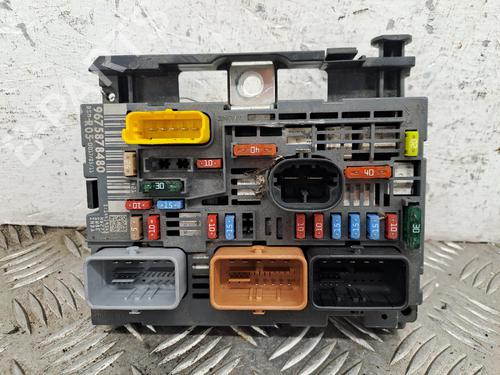 Used Fuse box Fuse box 38672188 38672188