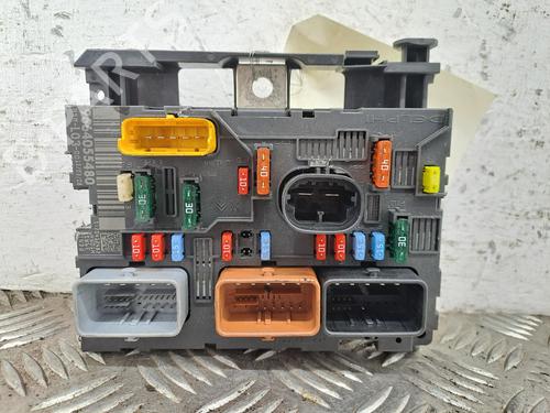 Used Fuse box Fuse box 38672687 38672687