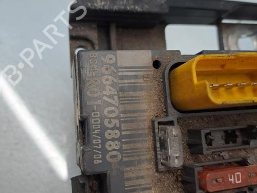Used Fuse box Fuse box 38917657 38917657