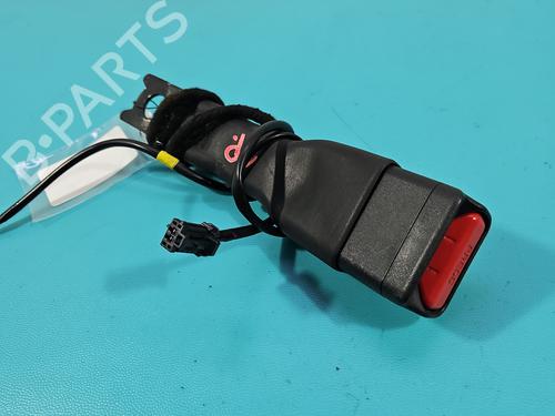 front-right-seatbelt-toyota-aygo-_b4_-2014-37825115 main image
