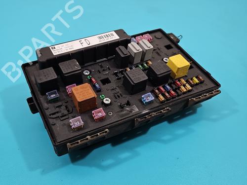 Used Fuse box Fuse box 38122215 38122215