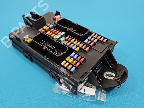 Used Fuse box Fuse box 37831774 37831774