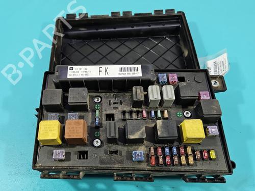 Used Fuse box Fuse box 37817999 37817999