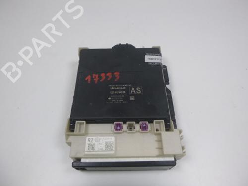 Used Fuse box Fuse box TOYOTA COROLLA Hatchback (_E21_, _EA1_, _EH1_) 1.8 VVTi Hybrid (ZWE219) (140 hp) 38812297 38812297