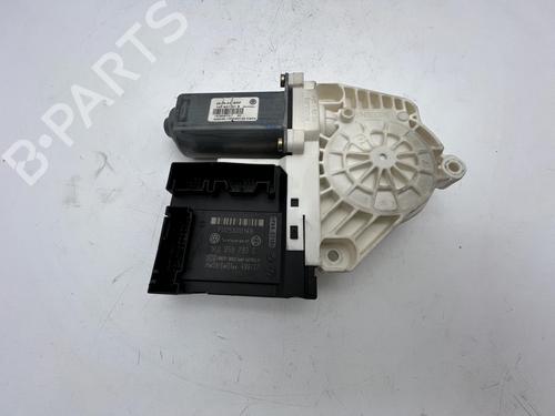 Rudehejsemotor forskærm venstre Rudehejsemotor forskærm venstre AUDI A4 B5 Avant (8D5) 2.4 (165 hp) 39673779 39673779
